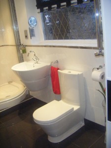 Fully enclosed WC and wall hung basin with semi- pedestal